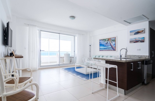 Chic Beachfront Apt. W/5 beds Las Olas Juan Dolio