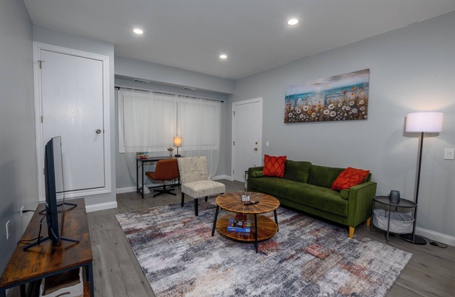 Chic Chinatown Apt w parking!