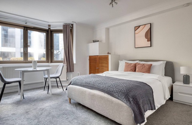 Chic City of London Studio w/Concierge, nr Attractions, by Blueground