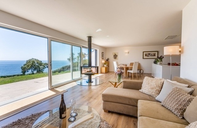 Chic Coastal Retreat in Downderry with Sea Views