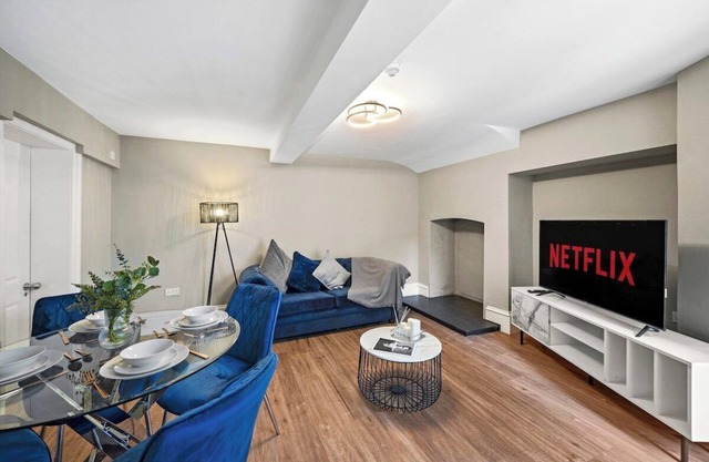 Chic & Contemporary Apartment with Patio - Parking