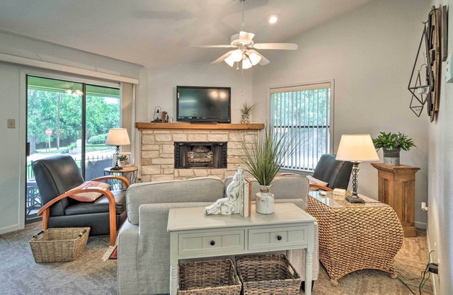 Chic Couple’s Retreat: Well-Appointed Salado Home!