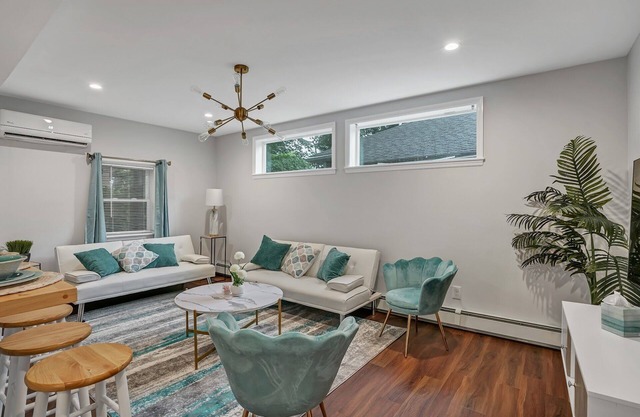 Chic, Cozy, Newly-Remodeled Cottage with Deck