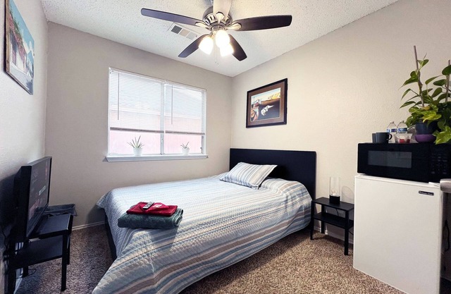 Chic & Cozy Private Room – 20 Min from Downtown Dallas
