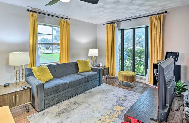 Chic Dallas Home ~ 9 Mi to Downtown