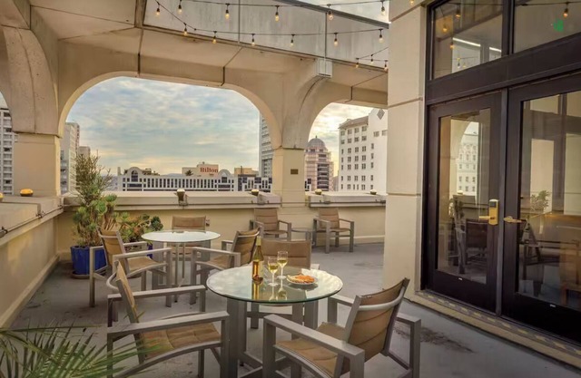 Chic "Donatello" Wyndham Hotel LARGE SUITE in Union Square in San Francisco