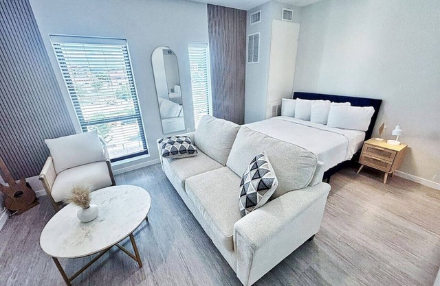 Chic Downtown Studio with Gym Access & Rooftop Lounge