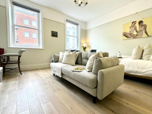Chic Marylebone Studio, Walk to Oxford Street or Regent's Park, by The Design Traveller