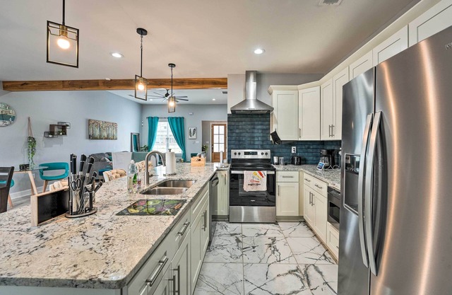 Chic Memphis Home w/Deck ~ 2 Mi to Dtwn!