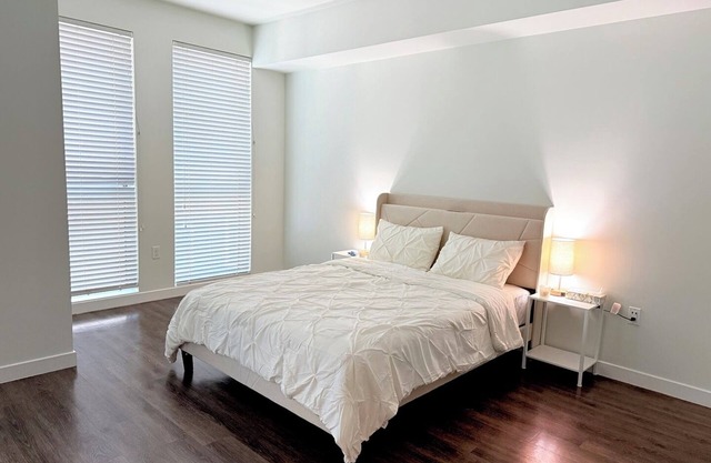 Chic modern apartment with AC, WiFi, fitness room in fabulous LA Koreatown