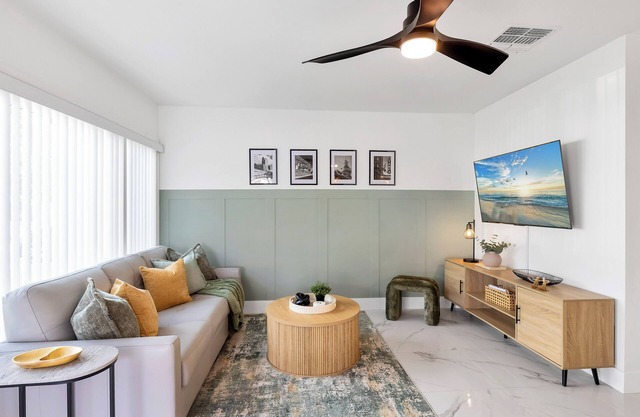 Chic & Modern Getaway -Close to Beach , Local Fun & Attractions