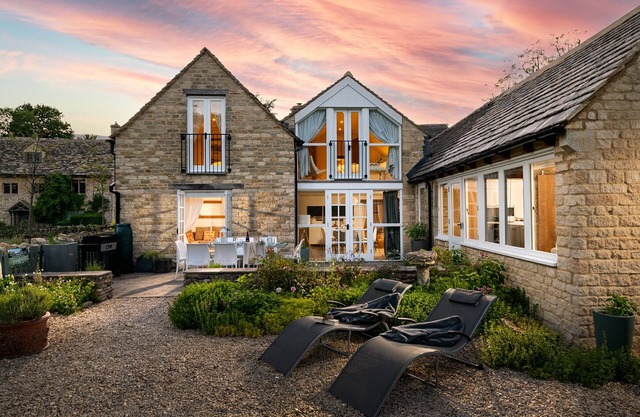 Chic Multi Award winning 5* Luxury Cotswold Cottage - Sleeps 8