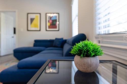 Chic Nashville 2BR Stay with Optional Parking Mins to Music Row, Vanderbilt & Broadway