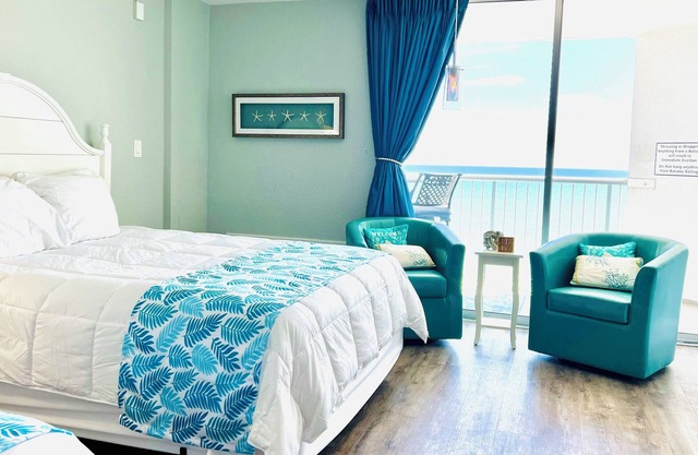 Chic Oceanfront Condo on 11th Floor w/Balcony & Kitchen, Sleeps 4, Resort Pools