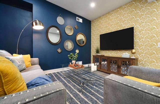 Chic Stay: King Bed, Pet-Friendly, Prime Location
