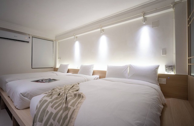 Chic studio for Groups up to 4 people with AC and WiFi in enchanting Hồ Chí Minh