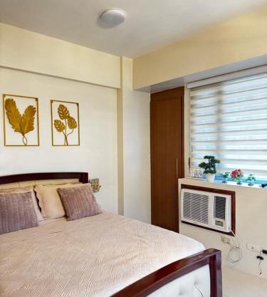 Chic Unit with Balcony - Free wifi & netflix across Naia Terminal 3 Airport