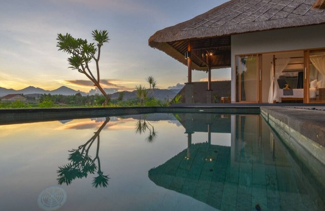 Chic villa with 1 bedroom private pool access to beach