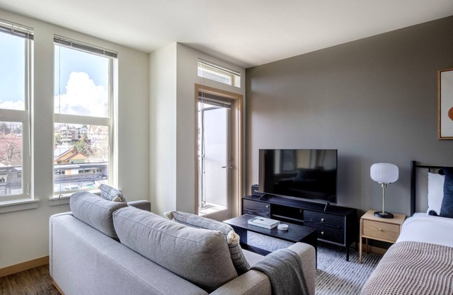 Chic Wallingford Studio w/Lounge & W/D, nr dining & bars, by Blueground