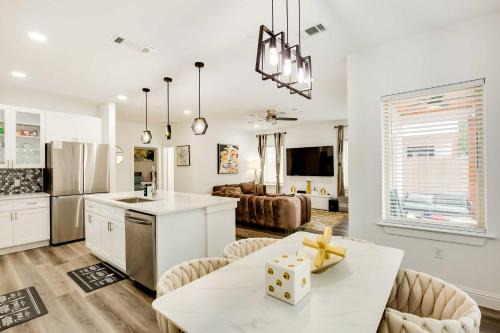 Chic West Dallas Home with Patio Near Downtown!