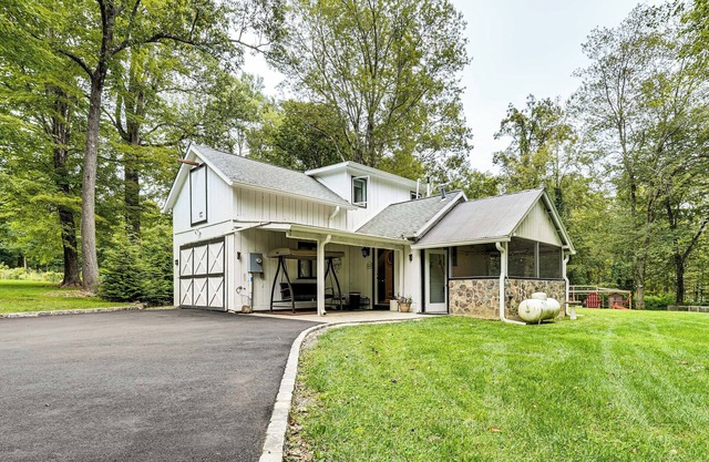 Chickens On-Site: Cottage, 2 Mi to Saugatuck Falls