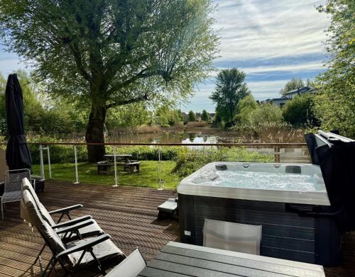 Chiff Chaff - Gorgeous, centrally located detached holiday home with gated deck and direct lake access