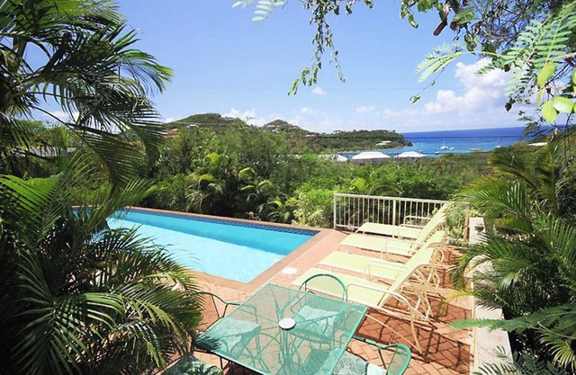 Chill by the Pool, Enjoy the Views: Tennis Cottage with A/C and Chocolate Hole Views