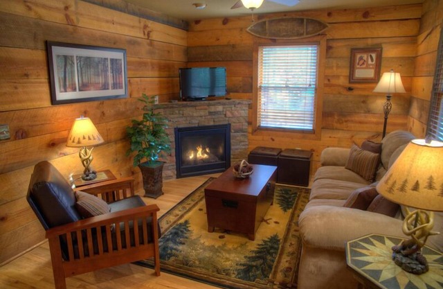 Chimney Mt 2 | 2BR Cabin, Dog Friendly w/Hot Tub and Fireplace. Near Helen GA