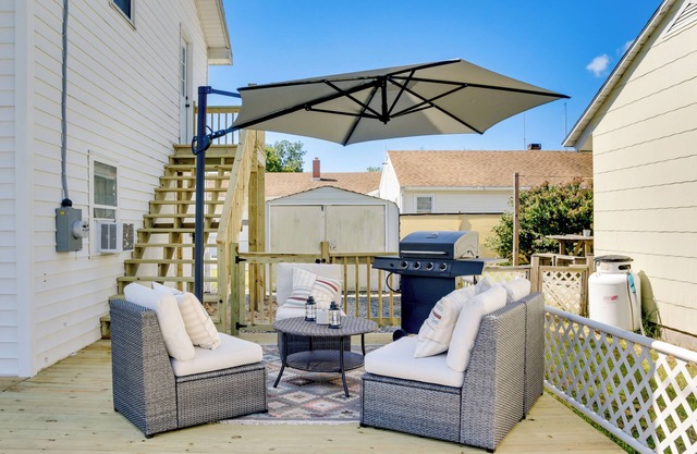 Chincoteague Apartment w/Deck: Walk to Waterfront
