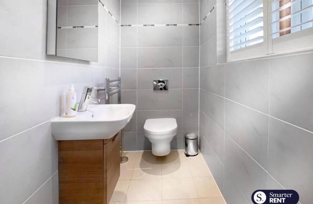 Chobham - 3 Bedroom Townhouse W/Garden & Parking