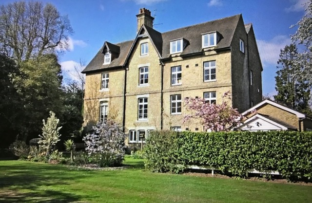 CHOBHAM, Surrey. Spacious luxury mansion conversion Sleeps4/5