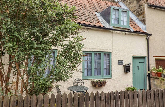 CHOLMLEY COTTAGE, pet friendly, character holiday cottage in Ruswarp