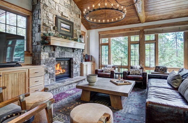 Christie Heights Elegant Retreat - Incredible Mountain Home Close to Slopes, Hot Tub, Pool Table