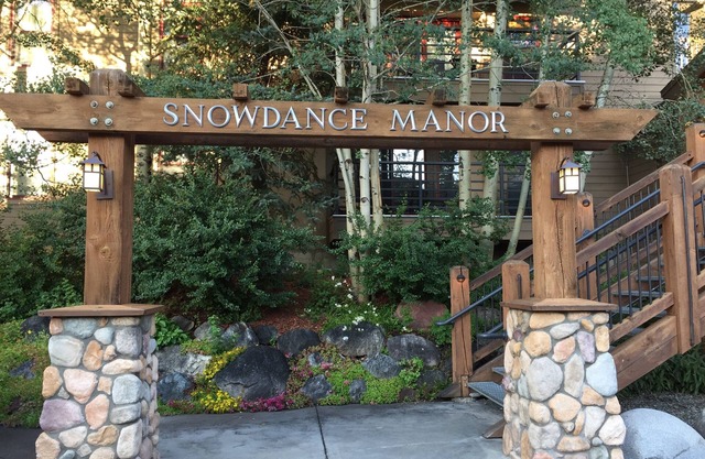 Christmas week in paradise! Walk to lift,2bed, 2ba,cov park, pool, hot,tub.