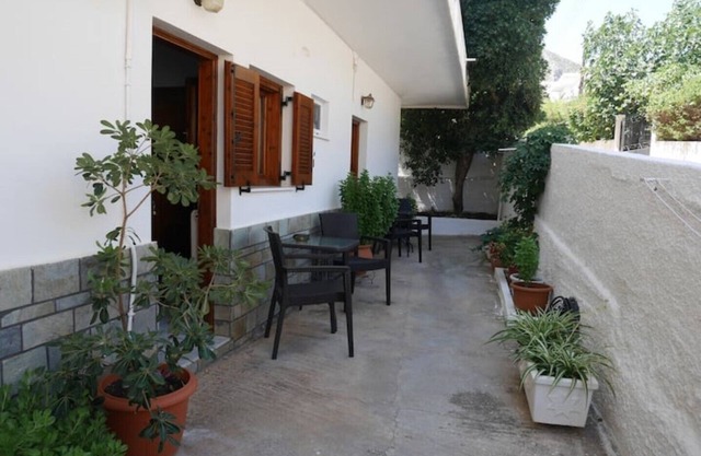 Chrysoula’s Convenient Triple Room with Yard