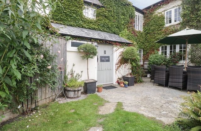 CHURCH FARMHOUSE, pet friendly, character holiday cottage in Winsham