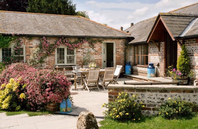 CHURN HOUSE, pet friendly, character holiday cottage in Dewlish