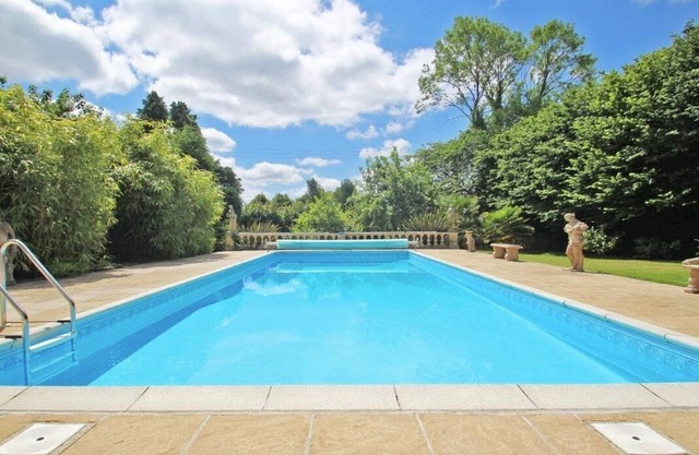 CIDER COTTAGE, pet friendly, with pool in Looe