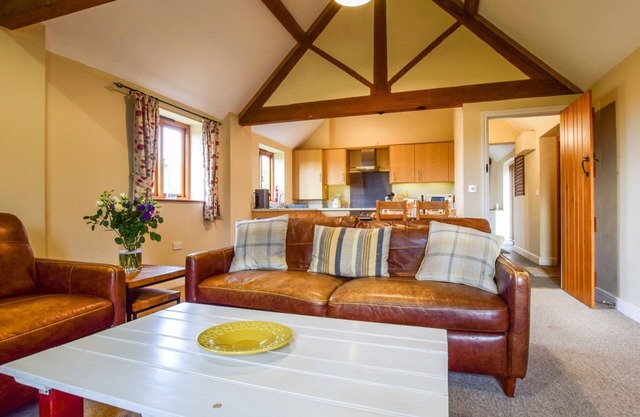 Cider House at Oosland Barns - sleeps 4 guests in 2 bedrooms