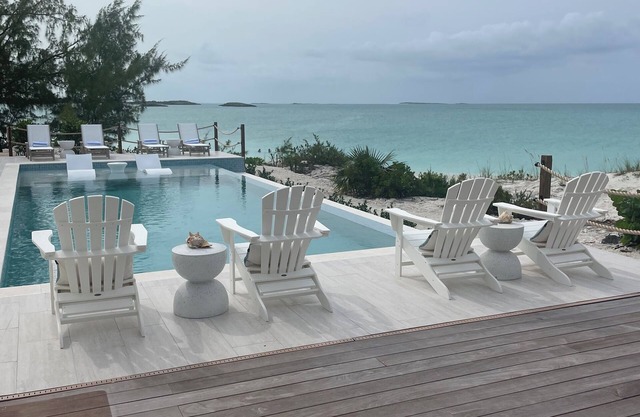 CIESTA SANDS- Beachfront Luxury, Top Beach, 4 bedrooms w private bath, Pool