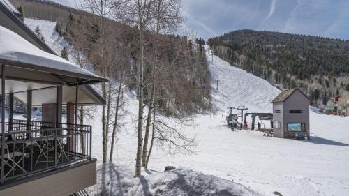 Cimarron Lodge 7 by AvantStay Ski-InSki-Out Property in Complex w Two Hot Tubs