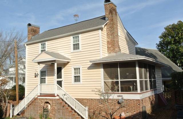 Circa 1810 Home - Downtown New Bern Historic District - 2 BRs with King Beds