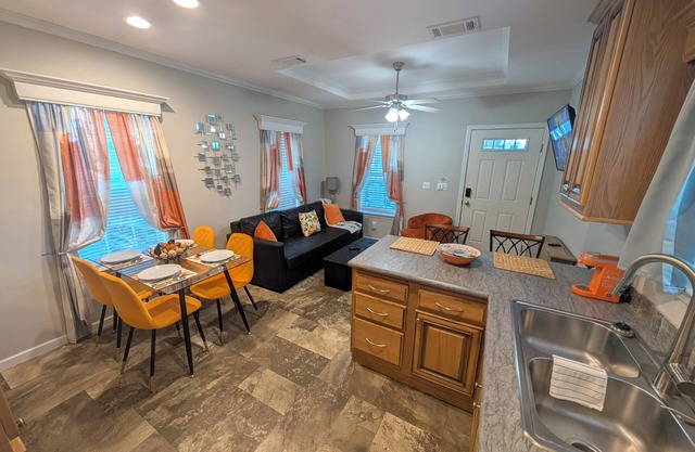 Citrus Lodge. 70" TV.Full kitchen, Private Patio, Quiet area, 2 Car Free Parking