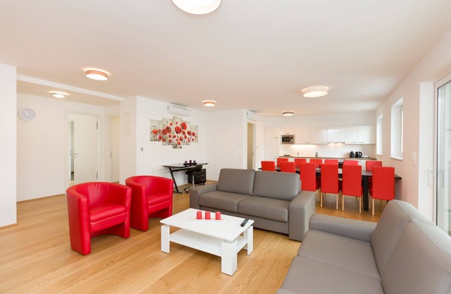 City Center Penthouse: Modern 5BR w/AC, Riverside