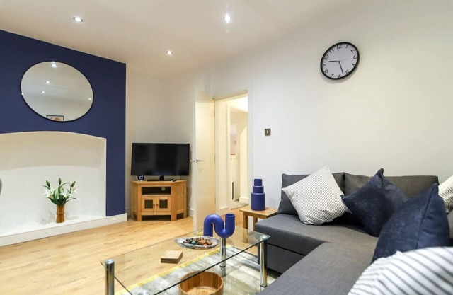 City Centre Apartment Sleeps 5 Free Parking Fast WiFi