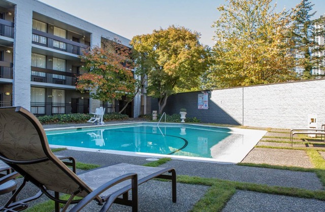City Escape! 2 Convenient Units, Outdoor Pool, Minutes to Bellevue Square