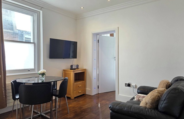 City Hub 2 Bedroom Apartment in Paddington!