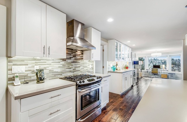 City, Mountain & Sound Views Stunning Queen Anne Gem w/Home Office & Deck