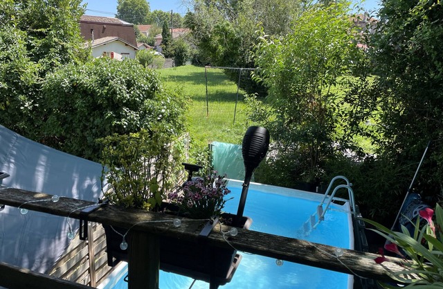 City relaxation with pool and air conditioning