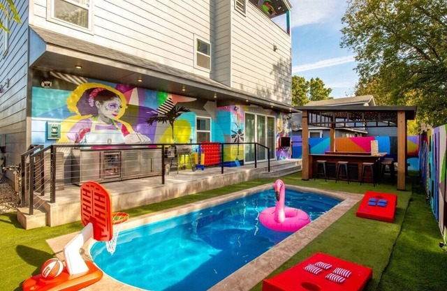 City Views Rooftop Karaoke, Pool, Hot Tub, Games